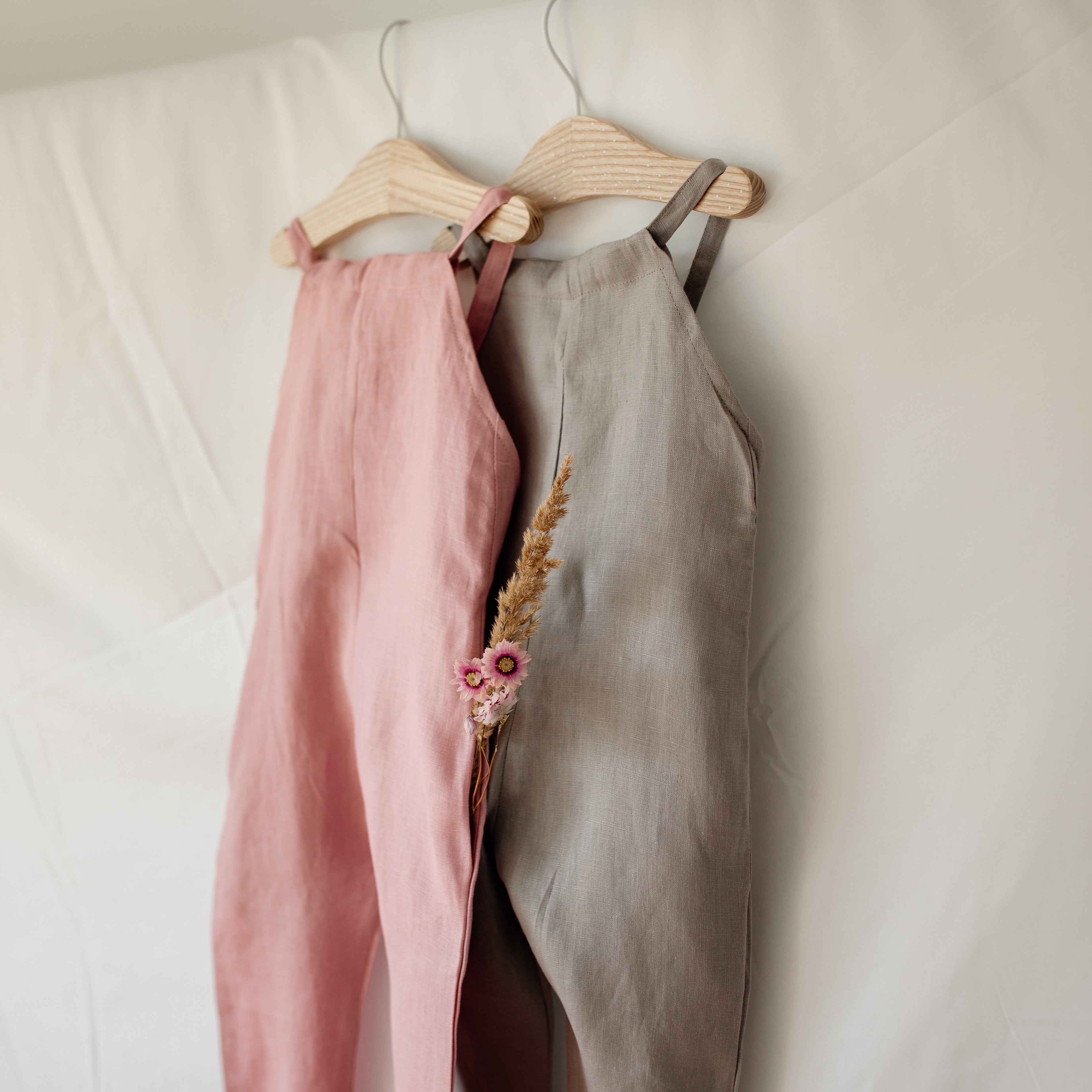 Baby Latzhose aus 100% Leinen